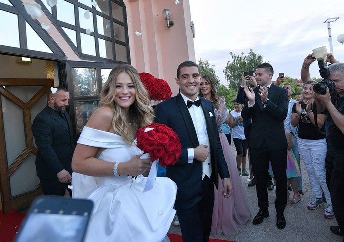 Những hậu phương xinh đẹp của các ngôi sao Croatia - Ảnh 4.