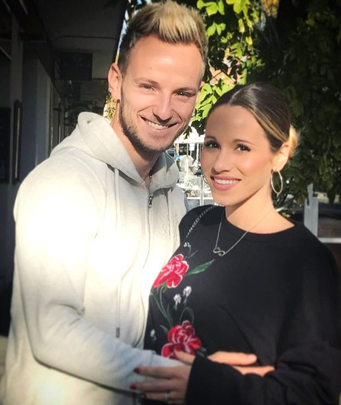 Những hậu phương xinh đẹp của các ngôi sao Croatia - Ảnh 6.