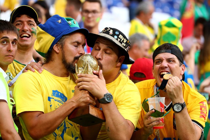 Brazil - Mexico 2-0: CĐV 2 đội đều khóc - Ảnh 9.