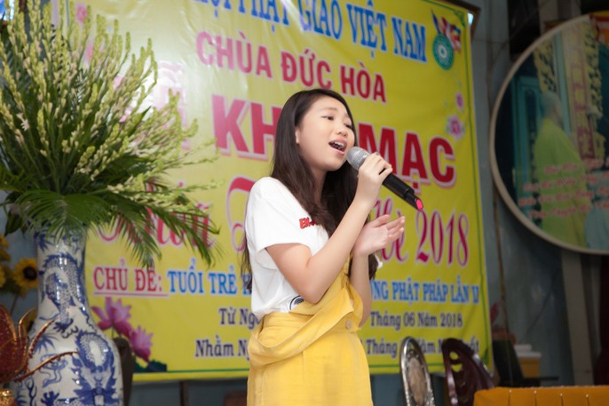 Tranh cãi vụ Hoa hậu Hoàn vũ nhí 2018 Ngọc Lan Vy tất bật với showbiz - Ảnh 1.