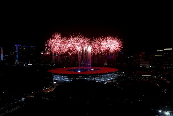 Quốc kỳ Việt Nam tung bay tại lễ khai mạc ASIAD 2018 - Ảnh 1.