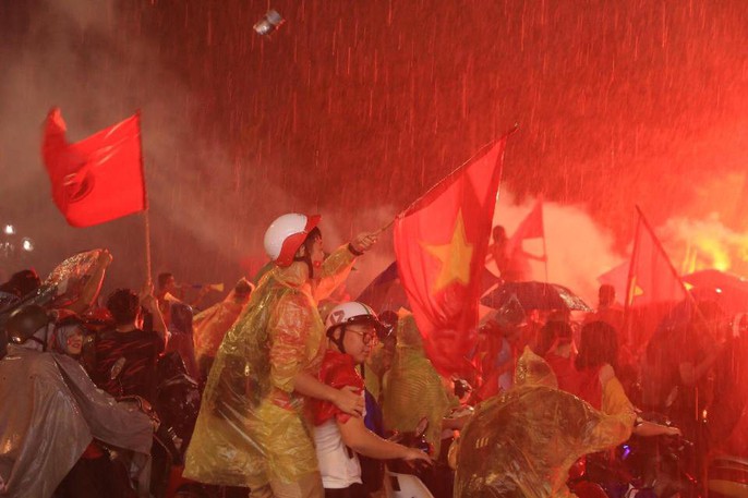 CĐV thắp lửa dưới mưa sau siêu phẩm của Minh Vương - Ảnh 6.