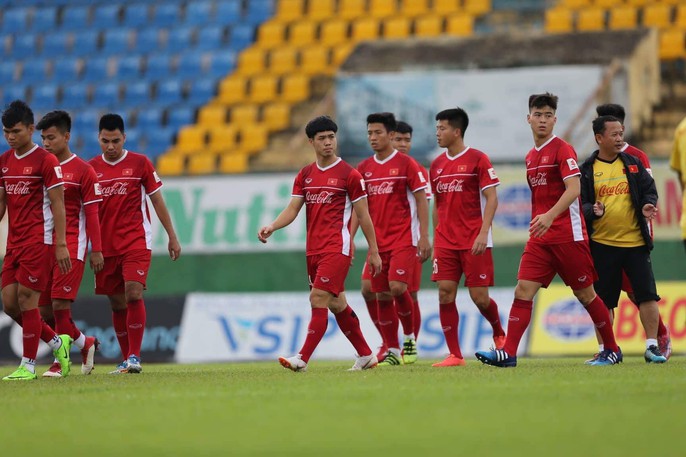 Olympic Việt Nam chạy dưới mưa trong ngày đầu ở Bình Dương - Ảnh 8. Olympic Việt Nam chạy dưới mưa trong ngày đầu ở Bình Dương - Ảnh 8.