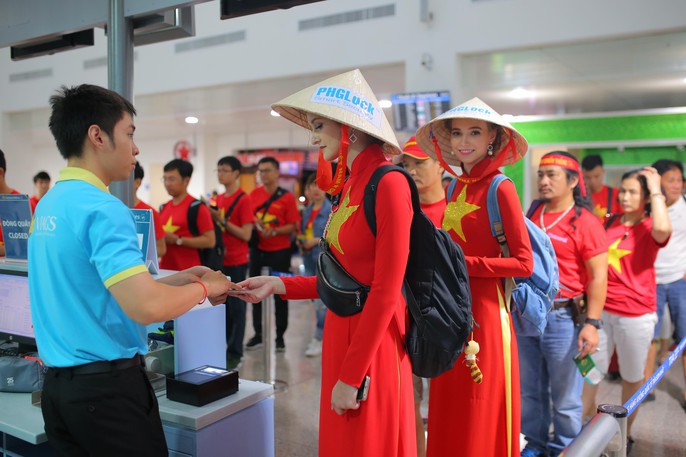More than 200 fans fly to Indonesia early to fire the Vietnamese Olympic Games - Photo 4.