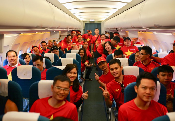 More than 200 fans fly to Indonesia early to dismiss the Vietnamese Olympic Games - Figure 13.