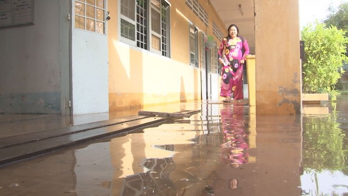 Hằng ngày, tôi phải đi làm qua đây