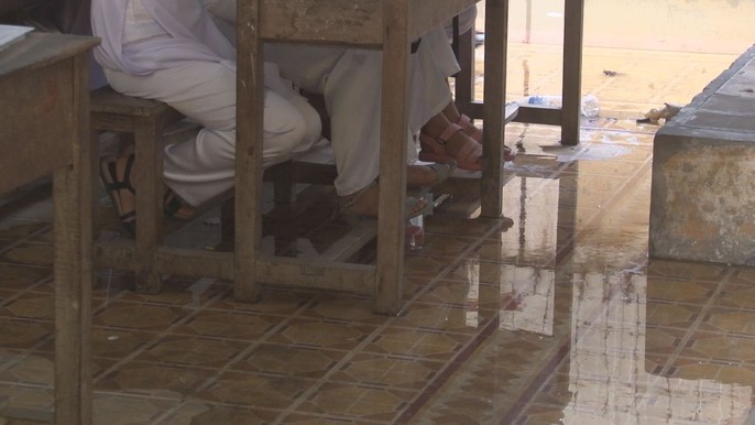 Hằng ngày, tôi phải đi làm qua đây