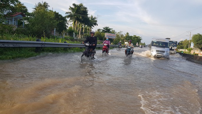 Dân miền Tây khốn đốn vì nước lũ và triều cường lên quá cao