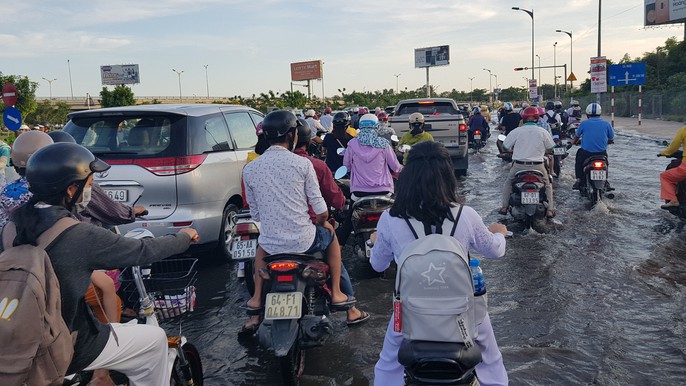 Hằng ngày, tôi phải đi làm qua đây