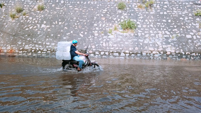 Hằng ngày, tôi phải đi làm qua đây