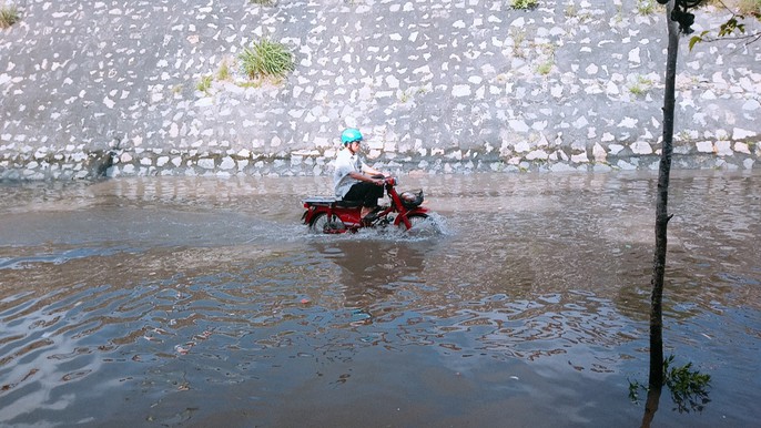Hằng ngày, tôi phải đi làm qua đây