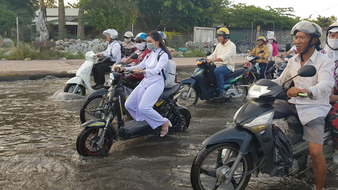 Hằng ngày, tôi phải đi làm qua đây