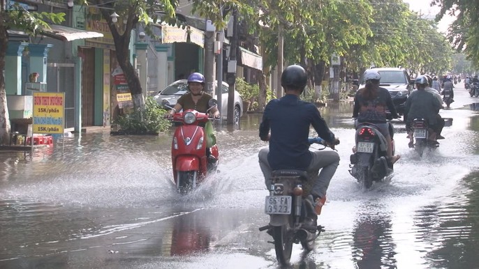Hằng ngày, tôi phải đi làm qua đây
