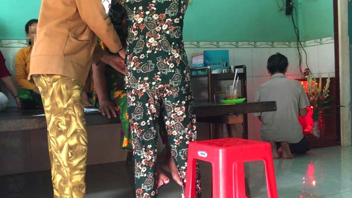 Nữ “thần y” có tên “Ông Cóc” trị bá bệnh bằng một vàih …vuốt, thổi - Ảnh 9. Nữ “thần y” có tên “Ông Cóc” trị bá bệnh bằng một vàih …vuốt, thổi - Ảnh 9.
