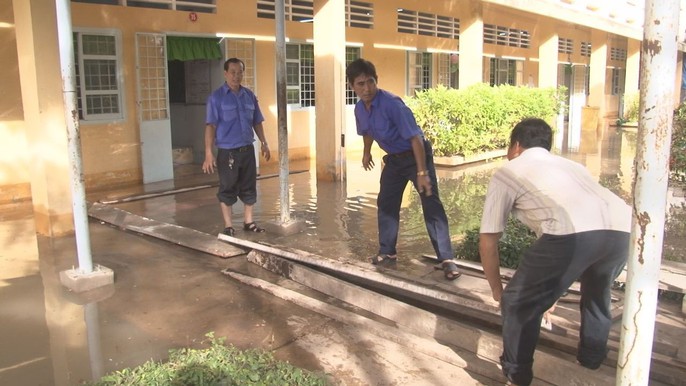 Hằng ngày, tôi phải đi làm qua đây