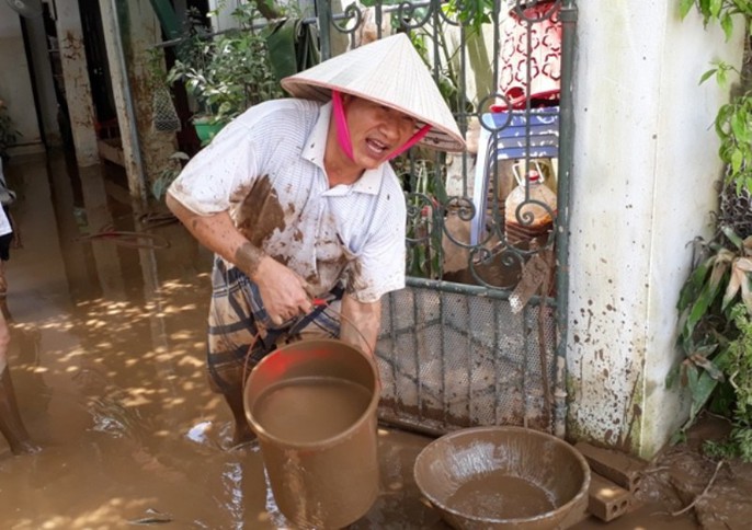 Kinh hoàng bùn đất ngập tận nóc lớp học - Ảnh 20.