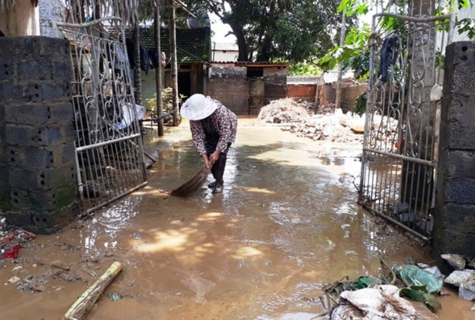 Kinh hoàng bùn đất ngập tận nóc lớp học - Ảnh 15. Kinh hoàng bùn đất ngập tận nóc lớp học - Ảnh 15.