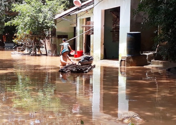 Kinh hoàng bùn đất ngập tận nóc lớp học - Ảnh 18. Kinh hoàng bùn đất ngập tận nóc lớp học - Ảnh 18.