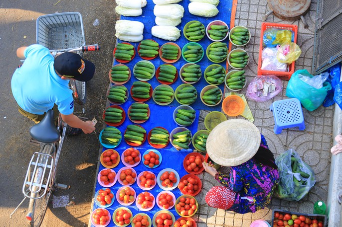 Khu chợ đĩa 5.000 đồng ở Sài Gòn tăng giá gấp đôi, công nhân lo lắng - Ảnh 1.