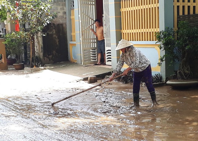 Kinh hoàng bùn đất ngập tận nóc lớp học - Ảnh 19.