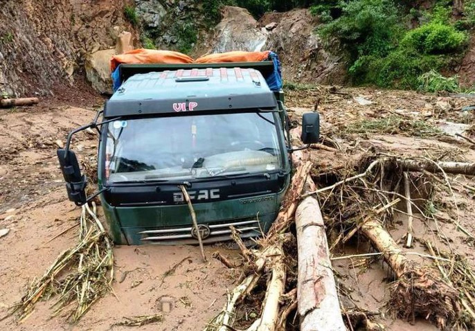 Kinh hoàng bùn đất ngập tận nóc lớp học - Ảnh 6.