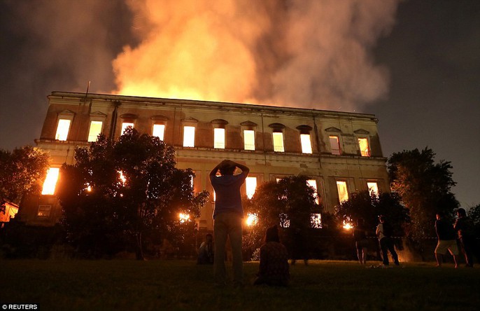 Cháy dữ dội bảo tàng trên 200 năm tuổi, chứa 20 triệu hiện vật - Ảnh 1.