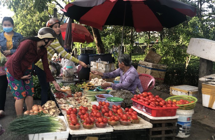 Khu chợ đĩa 5.000 đồng ở Sài Gòn tăng giá gấp đôi, công nhân lo lắng - Ảnh 2.