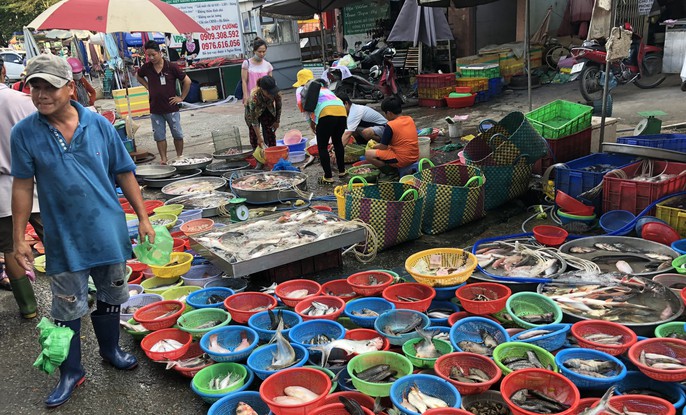 Khu chợ đĩa 5.000 đồng ở Sài Gòn tăng giá gấp đôi, công nhân lo lắng - Ảnh 7.