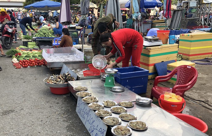 Khu chợ đĩa 5.000 đồng ở Sài Gòn tăng giá gấp đôi, công nhân lo lắng - Ảnh 6.
