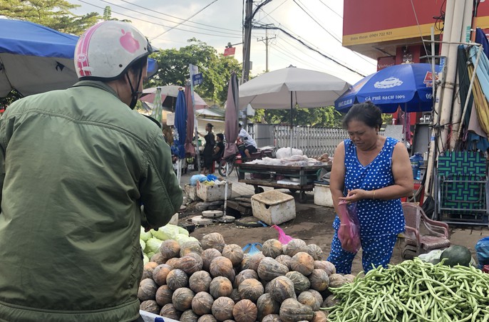 Khu chợ đĩa 5.000 đồng ở Sài Gòn tăng giá gấp đôi, công nhân lo lắng - Ảnh 4.