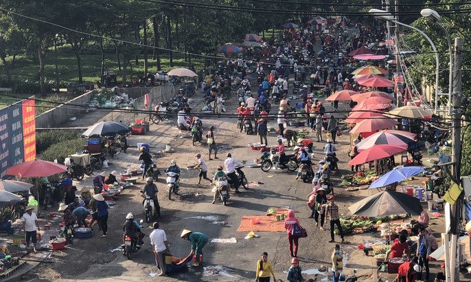 Khu chợ đĩa 5.000 đồng ở Sài Gòn tăng giá gấp đôi, công nhân lo lắng - Ảnh 11.