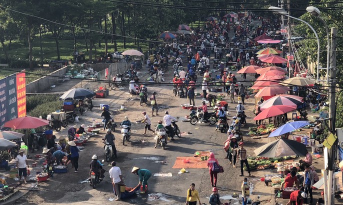 Khu chợ đĩa 5.000 đồng ở Sài Gòn tăng giá gấp đôi, công nhân lo lắng - Ảnh 11. Khu chợ đĩa 5.000 đồng ở Sài Gòn tăng giá gấp đôi, công nhân lo lắng - Ảnh 11.