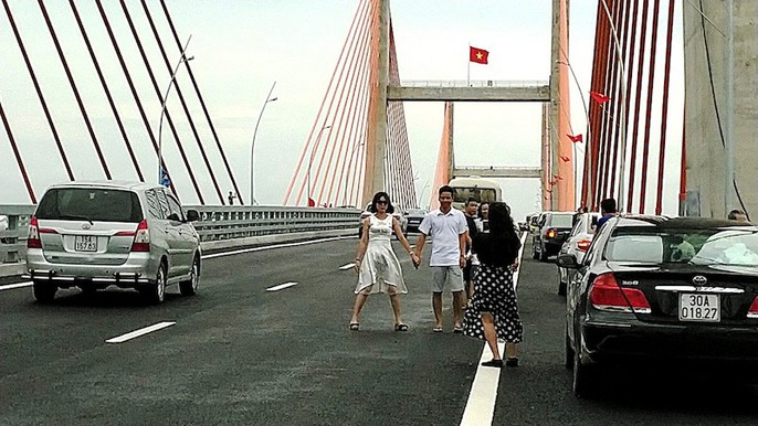 Tấp nập tạo dáng chụp ảnh trên xa lộ Hạ Long-Hải Phòng - Ảnh 4.