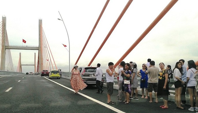 Tấp nập tạo dáng chụp ảnh trên xa lộ Hạ Long-Hải Phòng - Ảnh 1.