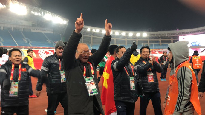Chùm ảnh hạnh phúc của U23 VN sau chiến tích vào chung kết - Ảnh 5. Chùm ảnh hạnh phúc của U23 VN sau chiến tích vào chung kết - Ảnh 5.