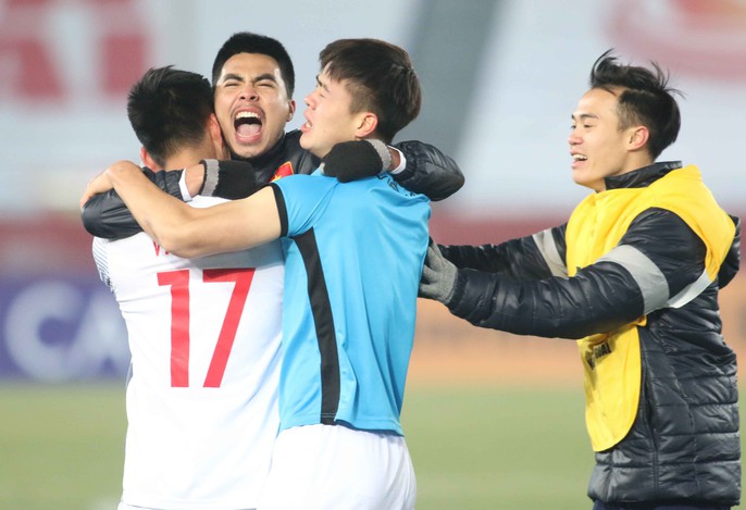 Chùm ảnh hạnh phúc của U23 VN sau chiến tích vào chung kết - Ảnh 3. Chùm ảnh hạnh phúc của U23 VN sau chiến tích vào chung kết - Ảnh 3.