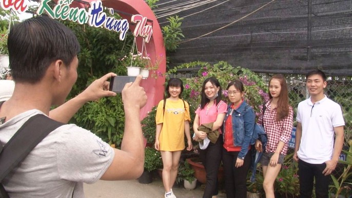 Làng hoa Sa Đéc “thất thủ” vì quá tải lượng khách tham quan - Ảnh 1. Làng hoa Sa Đéc “thất thủ” vì quá tải lượng khách tham quan - Ảnh 1.