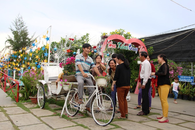 Làng hoa Sa Đéc “thất thủ” vì quá tải lượng khách tham quan - Ảnh 2. Làng hoa Sa Đéc “thất thủ” vì quá tải lượng khách tham quan - Ảnh 2.