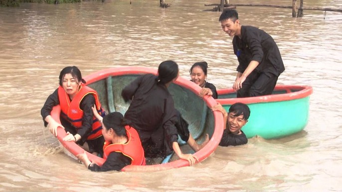 Làng hoa Sa Đéc “thất thủ” vì quá tải lượng khách tham quan - Ảnh 3. Làng hoa Sa Đéc “thất thủ” vì quá tải lượng khách tham quan - Ảnh 3.