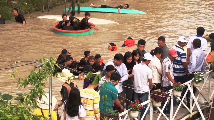 Làng hoa Sa Đéc “thất thủ” vì quá tải lượng khách tham quan - Ảnh 4. Làng hoa Sa Đéc “thất thủ” vì quá tải lượng khách tham quan - Ảnh 4.