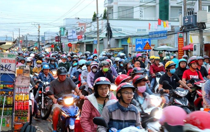 Ngủ gục trên xe máy chờ trở lại TP HCM sau lễ - Ảnh 1. Ngủ gục trên xe máy chờ trở lại TP HCM sau lễ - Ảnh 1.