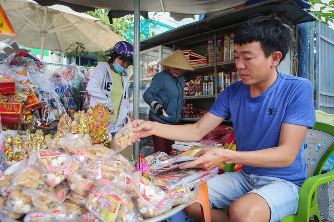 Mua cá Koi vài trăm ngàn đồng/con đưa tiễn ông Táo - Ảnh 4.