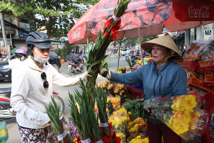 Mua cá Koi vài trăm ngàn đồng/con đưa tiễn ông Táo - Ảnh 10.