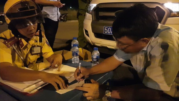 TP HCM: Phát hiện 10 tài xế đang phê khi ôm vô lăng - Ảnh 4. TP HCM: Phát hiện 10 tài xế đang phê khi ôm vô lăng - Ảnh 4.
