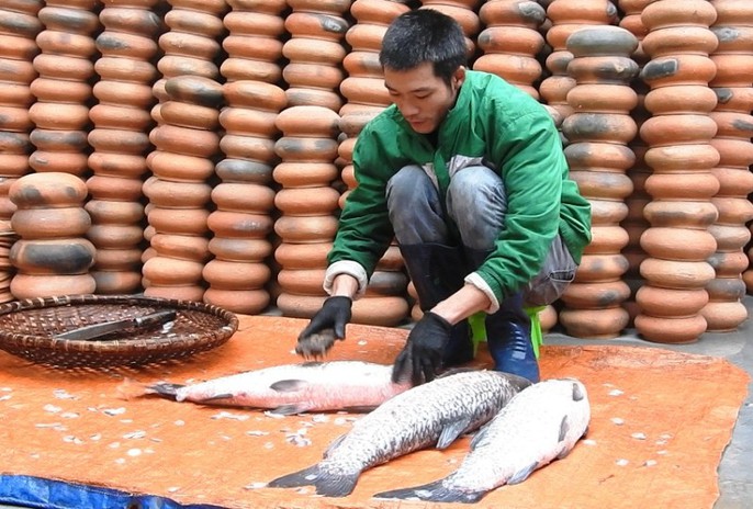 Vu Dai fish braising village busy with Tet atmosphere | DTiNews - Dan ...