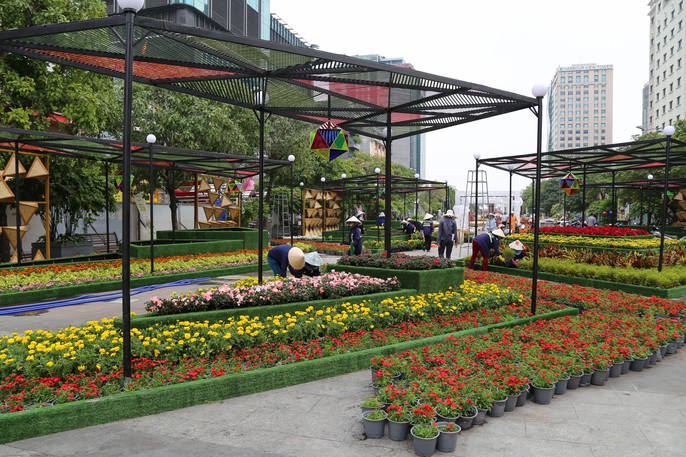 Toàn cảnh đường hoa Nguyễn Huệ trước giờ khai mạc - Ảnh 10. Toàn cảnh đường hoa Nguyễn Huệ trước giờ khai mạc - Ảnh 10.