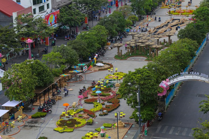 Toàn cảnh đường hoa Nguyễn Huệ trước giờ khai mạc - Ảnh 2. Toàn cảnh đường hoa Nguyễn Huệ trước giờ khai mạc - Ảnh 2.