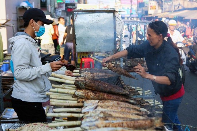 Khói rợp trời ở “phố cá lóc” trong ngày vía Thần Tài - Ảnh 3.