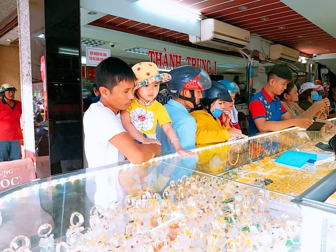 Giá vàng nhảy múa khi dân các tỉnh thành đổ xô mua vàng ngày Thần Tài - Ảnh 17.