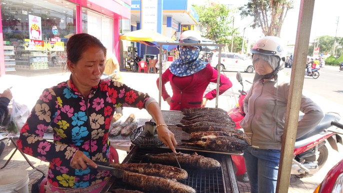 Cá lóc nướng vía Thần Tài ở Đồng Tháp được gói bằng chiếc lá “đặc biệt” - Ảnh 10.